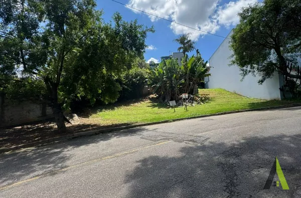 Terreno em Condomínio Fechado!