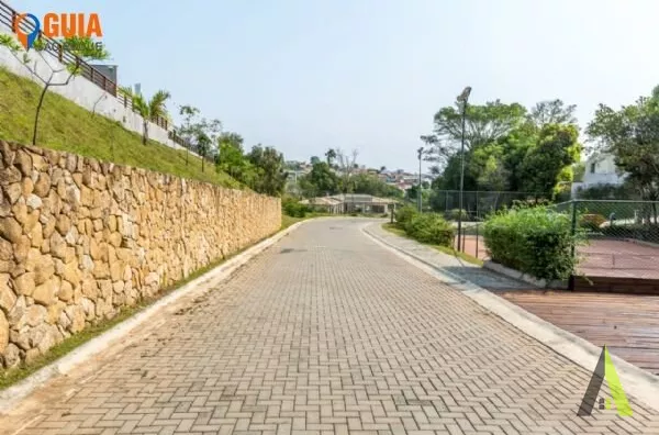 Sobrado em Condomínio Fechado de Alto Padrão com Área Verde em São Roque!