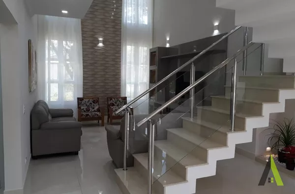 Casa de Alto Padrão em Condomínio Fechado Rodeado de muito Verde em  São Roque!