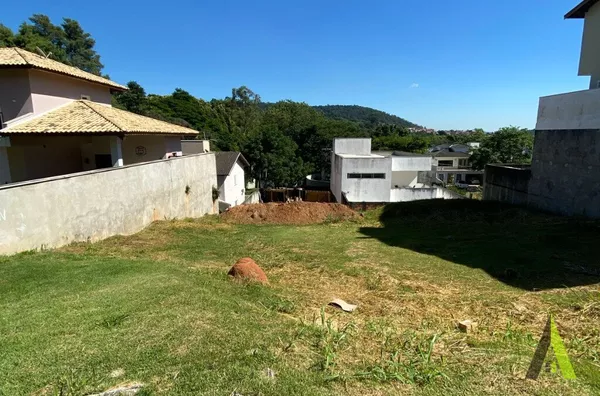 Terreno em Condomínio Fechado no Centro de São Roque! 