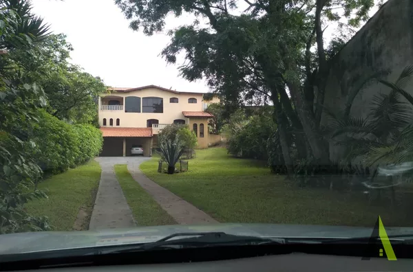 Casa com Espaço Gourmet Completo e Piscina em Mairique!