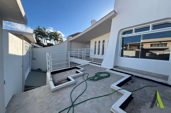 Casa no Centro de São Roque! 