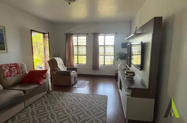 Casa Térrea com Quintal em São Roque!