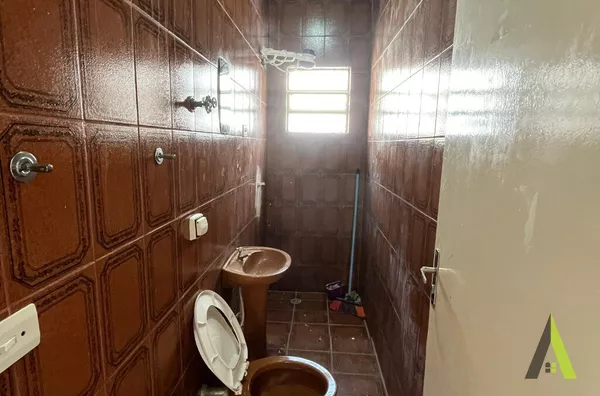 Casa Comercial com 2 Pavimentos no Centro de Araçariguama!