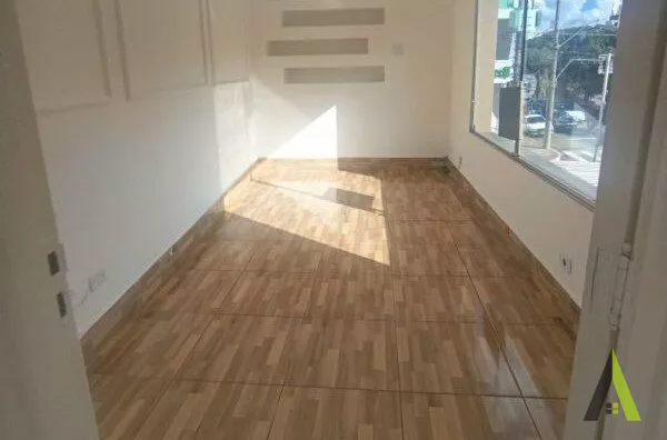 Sala Comercial no Centro de São Roque! 