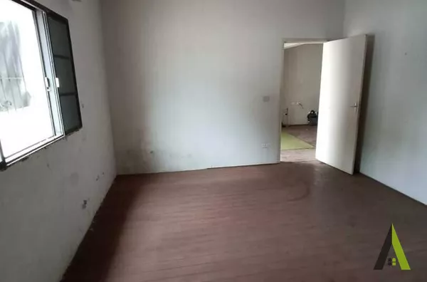 Casa Térrea no Centro de São Roque! 