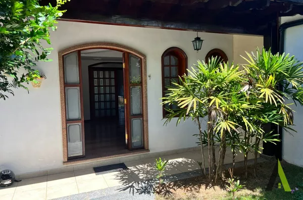 Sobrado com Acabamento de Madeira em Bairro Nobre de São Roque!