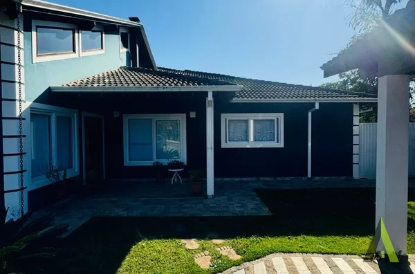 Casa Térrea de Alto Padrão em São Roque!