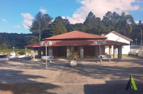 Sitio com Lago e Capela na Estrada do Vinho! 