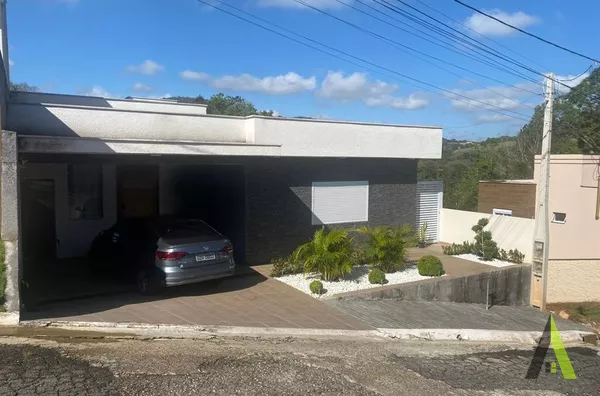 Casa Térrea em Condomínio Fechado de São Roque!