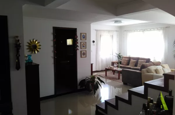 Sobrado de Alto Padrão com Vista Fantástica para a Cidade de São Roque! 