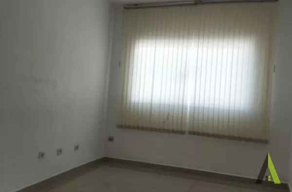 Sala Comercial no Centro de São Roque! 