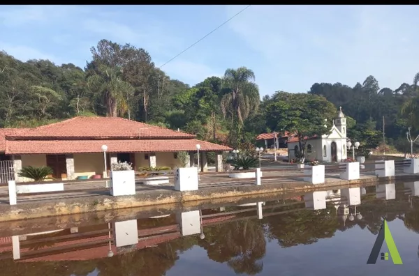 Sitio com Lago e Capela na Estrada do Vinho! 