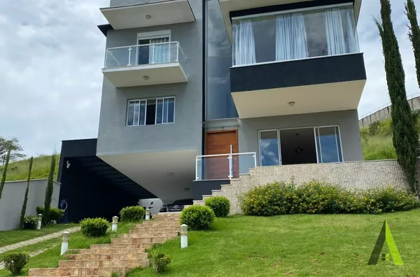 Casa de Alto Padrão em Condomínio Fechado Rodeado de muito Verde em  São Roque!