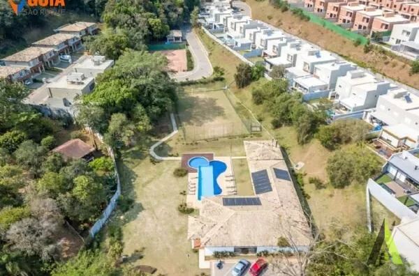 Sobrado em Condomínio Fechado de Alto Padrão com Área Verde em São Roque!