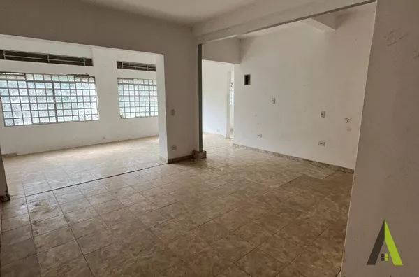  Sala Comercial no Centro de Araçariguama!