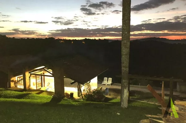 Chácara com Vista para Montanhas em Condomínio Fechado em São Roque!