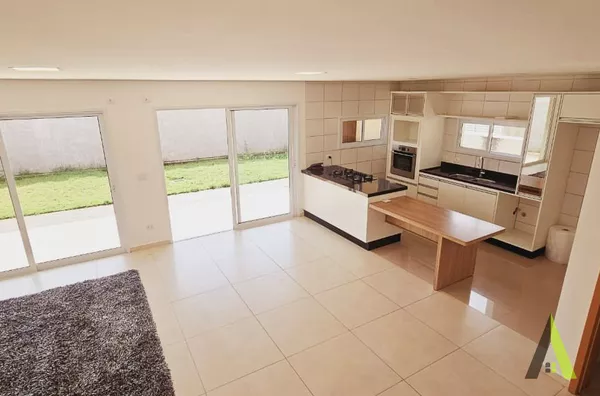 Sobrado em Condomínio Fechado de Alto Padrão com Área Verde em São Roque!