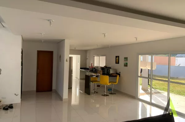 Casa de Alto Padrão em Condomínio Fechado Rodeado de muito Verde em  São Roque!