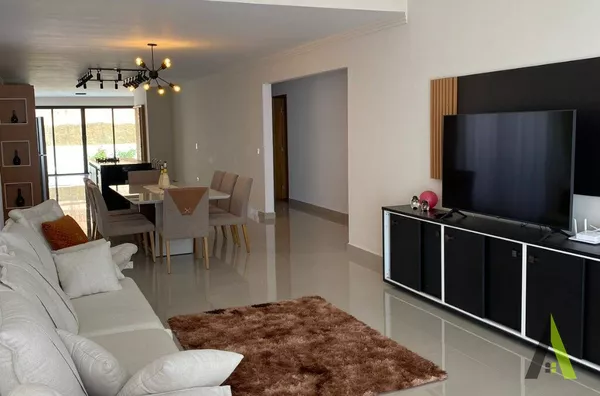 Casa de Alto Padrão em Condomínio Fechado Rodeado de muito Verde em  São Roque!