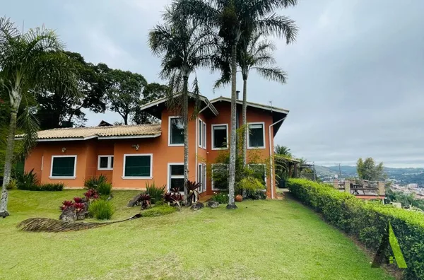 Casa Térrea  com Vista para Montanhas em Condomínio Fechado em São Roque!