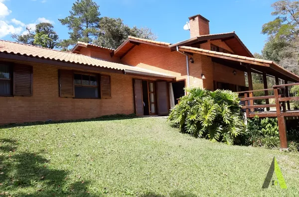 Chácara em Condomínio Fechado com Vista para Lagoa Particular em Mairinque!