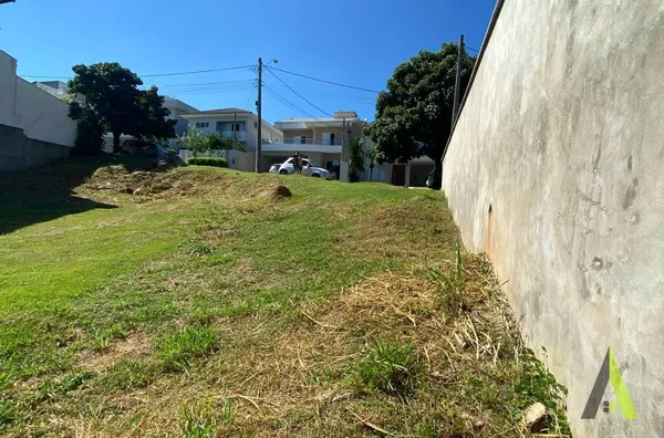 Terreno em Condomínio Fechado no Centro de São Roque! 