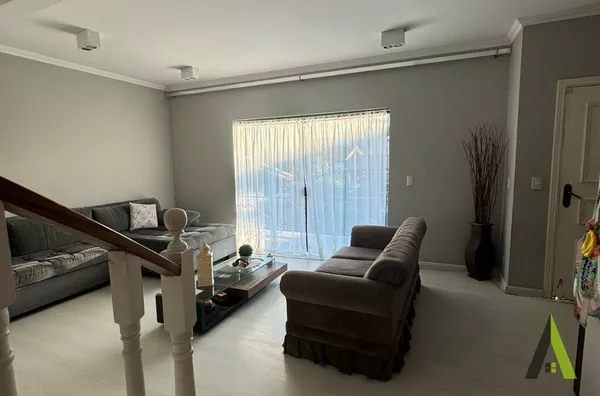 Sobrado para venda em bairro tradicional em São Roque!