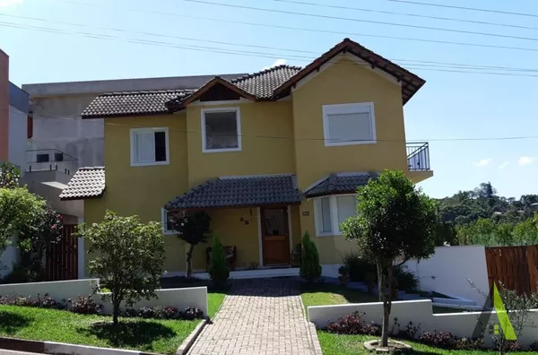 Casa em Condomínio Fechado em São Roque! 