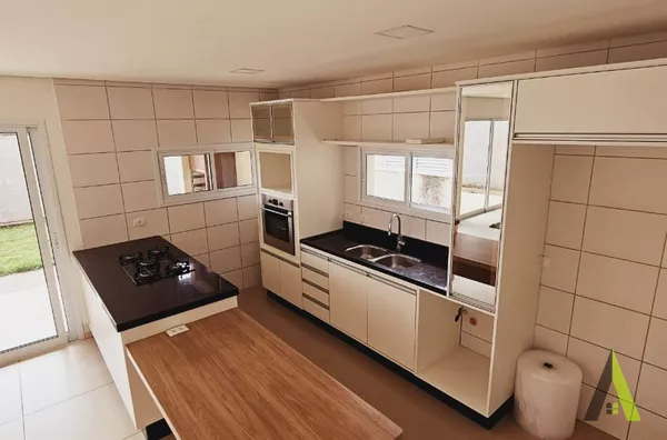 Sobrado em Condomínio Fechado de Alto Padrão com Área Verde em São Roque!