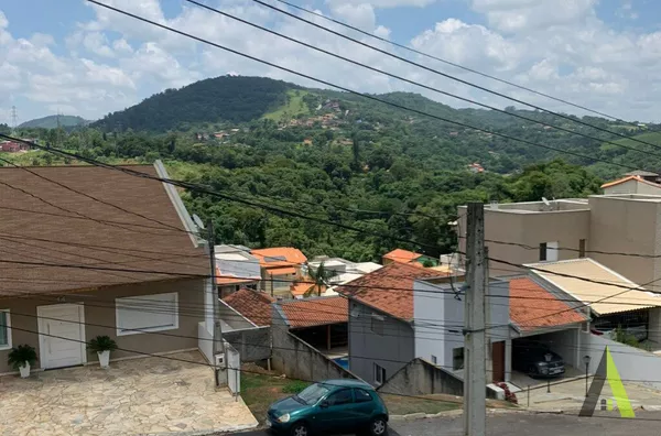 Casa Térrea em Condomínio Fechado de São Roque!