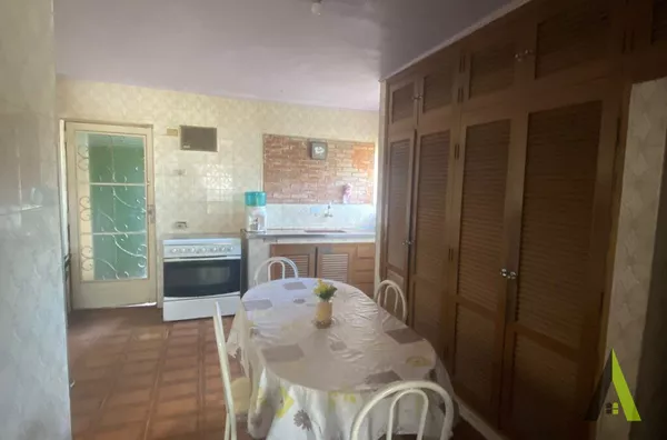 Casa Térrea Próxima ao Centro de São Roque! 