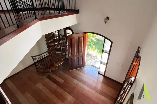 Sobrado com Acabamento de Madeira em Bairro Nobre de São Roque!