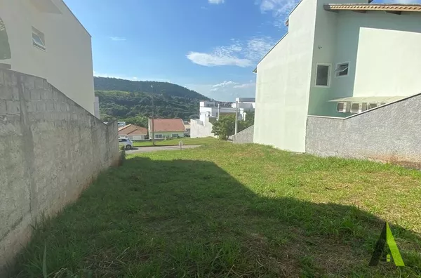 Terreno em Condomínio Fechado no Centro de São Roque! 