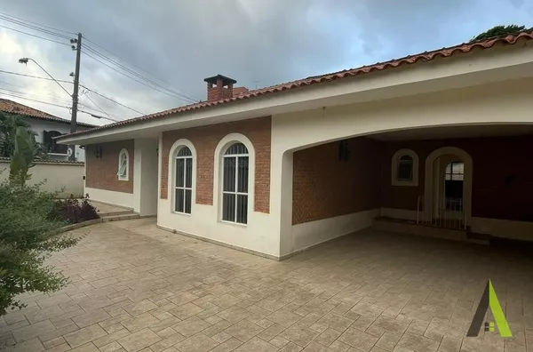Casa Térrea com Quintal no centro de São Roque! 