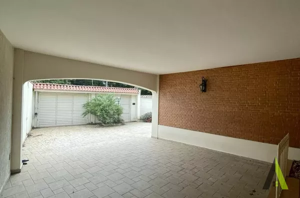 Casa Térrea com Quintal no centro de São Roque! 