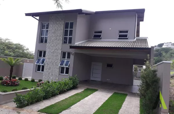 Casa de Alto Padrão em Condomínio Fechado Rodeado de muito Verde em  São Roque!