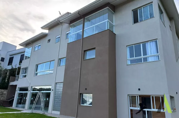 Casa em Estilo Clássico em Condomínio Fechado em São Roque!