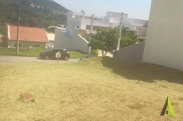 Terreno em Condomínio Fechado no Centro de São Roque! 