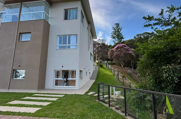 Casa em Estilo Clássico em Condomínio Fechado em São Roque!