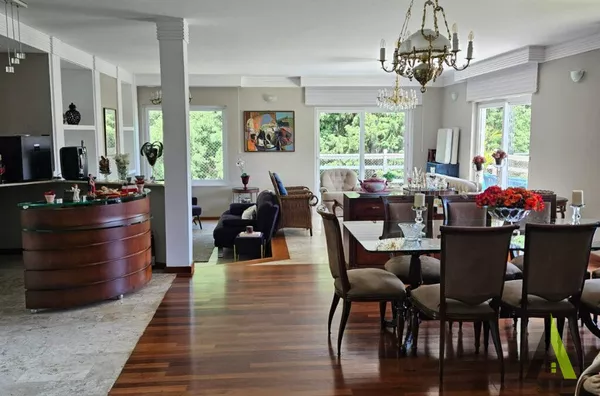 Casa Térrea  em Condomínio Fechado com Acabamento de Primeira em São Roque!