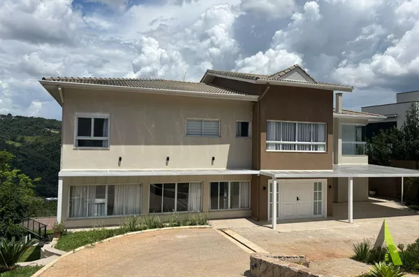 Casa em Estilo Clássico em Condomínio Fechado em São Roque!