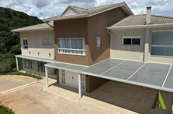 Casa em Estilo Clássico em Condomínio Fechado em São Roque!