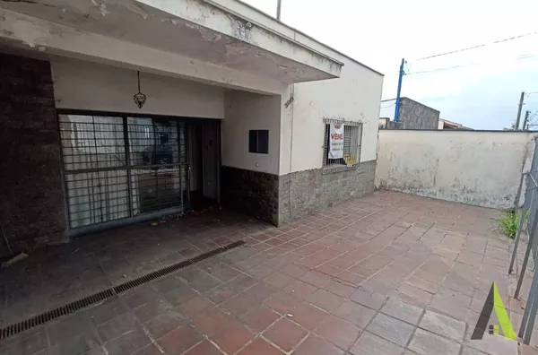 Casa Térrea no Centro de São Roque! 