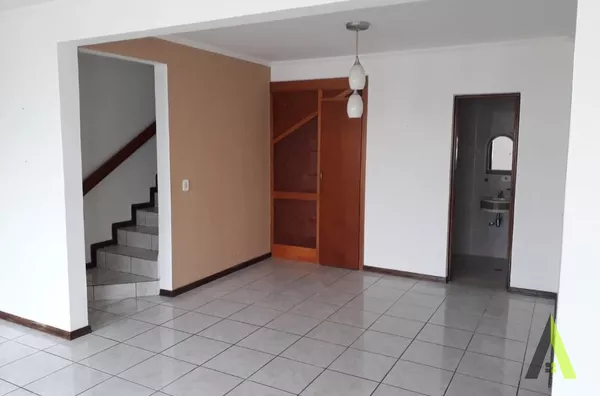 Casa em Condomínio Fechado em São Roque! 