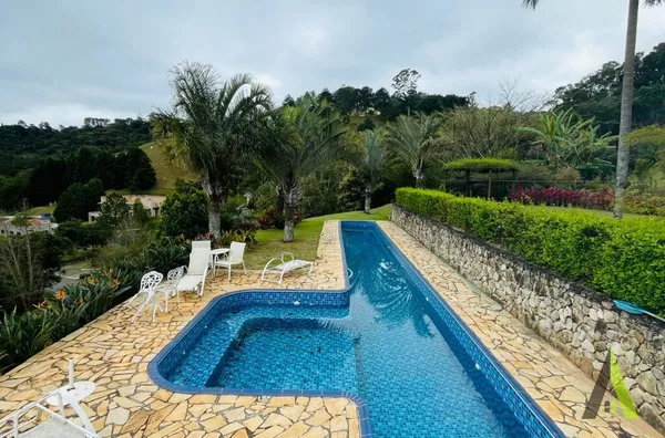 Casa Térrea  com Vista para Montanhas em Condomínio Fechado em São Roque!