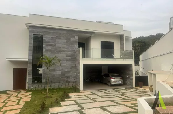 Casa de Alto Padrão em Condomínio Fechado Rodeado de muito Verde em  São Roque!