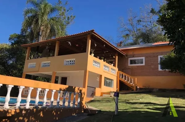 Chácara Rodeada de Muito Verde em São Roque!