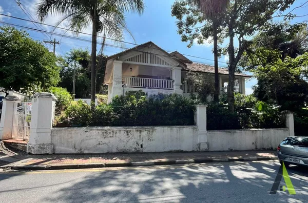 Casa Térrea com Design Colonial no Centro de  São Roque!