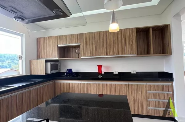 Casa de Alto Padrão Dentro de Condomínio em São Roque! 